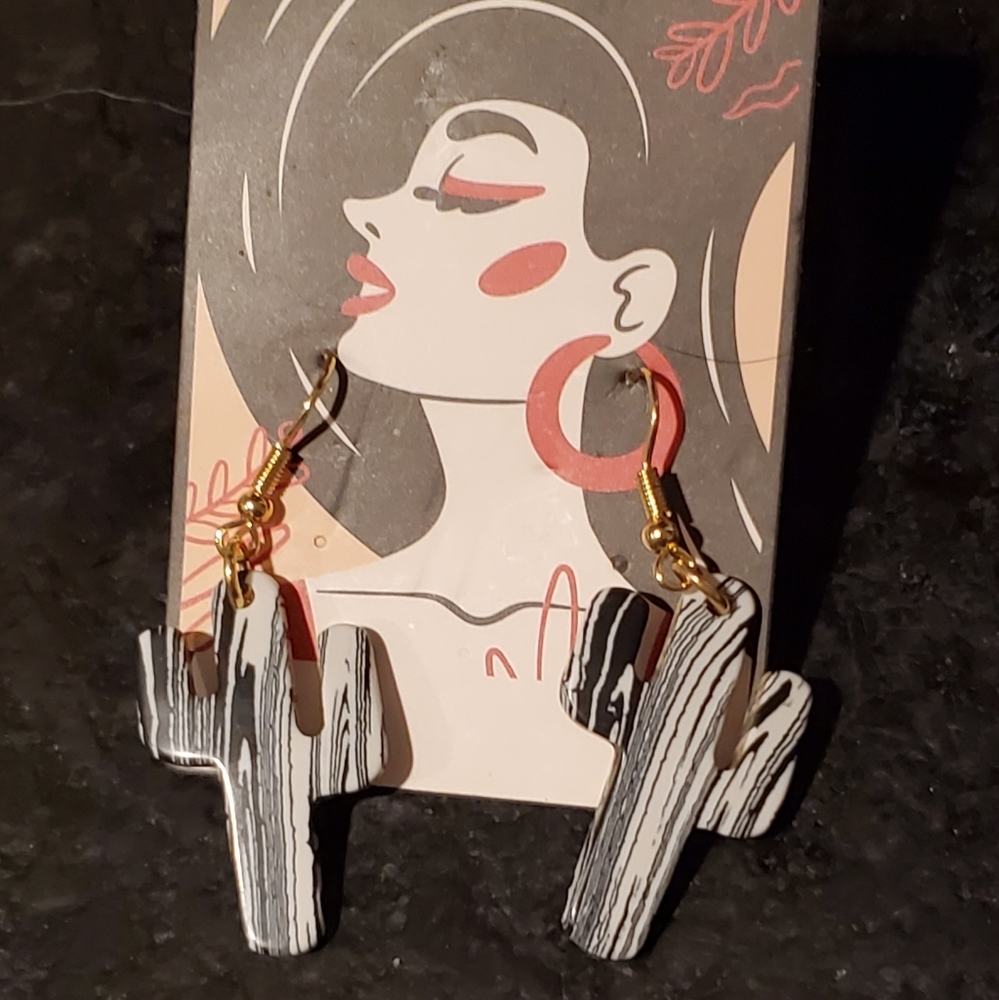 MABLE BLACK & WHITE CATAUS EARRINGS